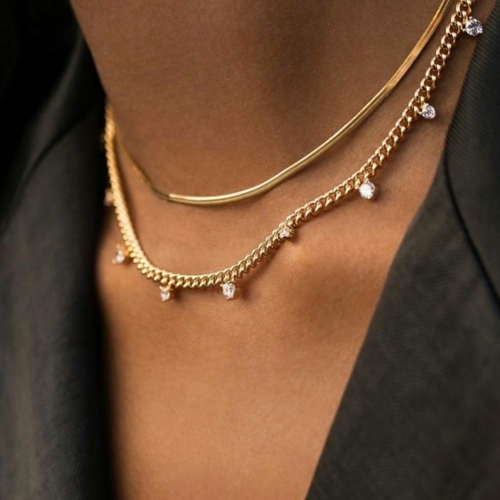 Pozlátený náhrdelník s ligotavými zirkónmi