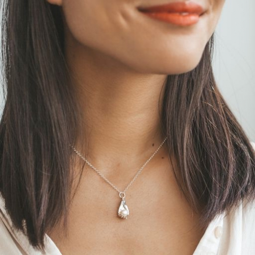 Strieborný náhrdelník Ruka s perlou